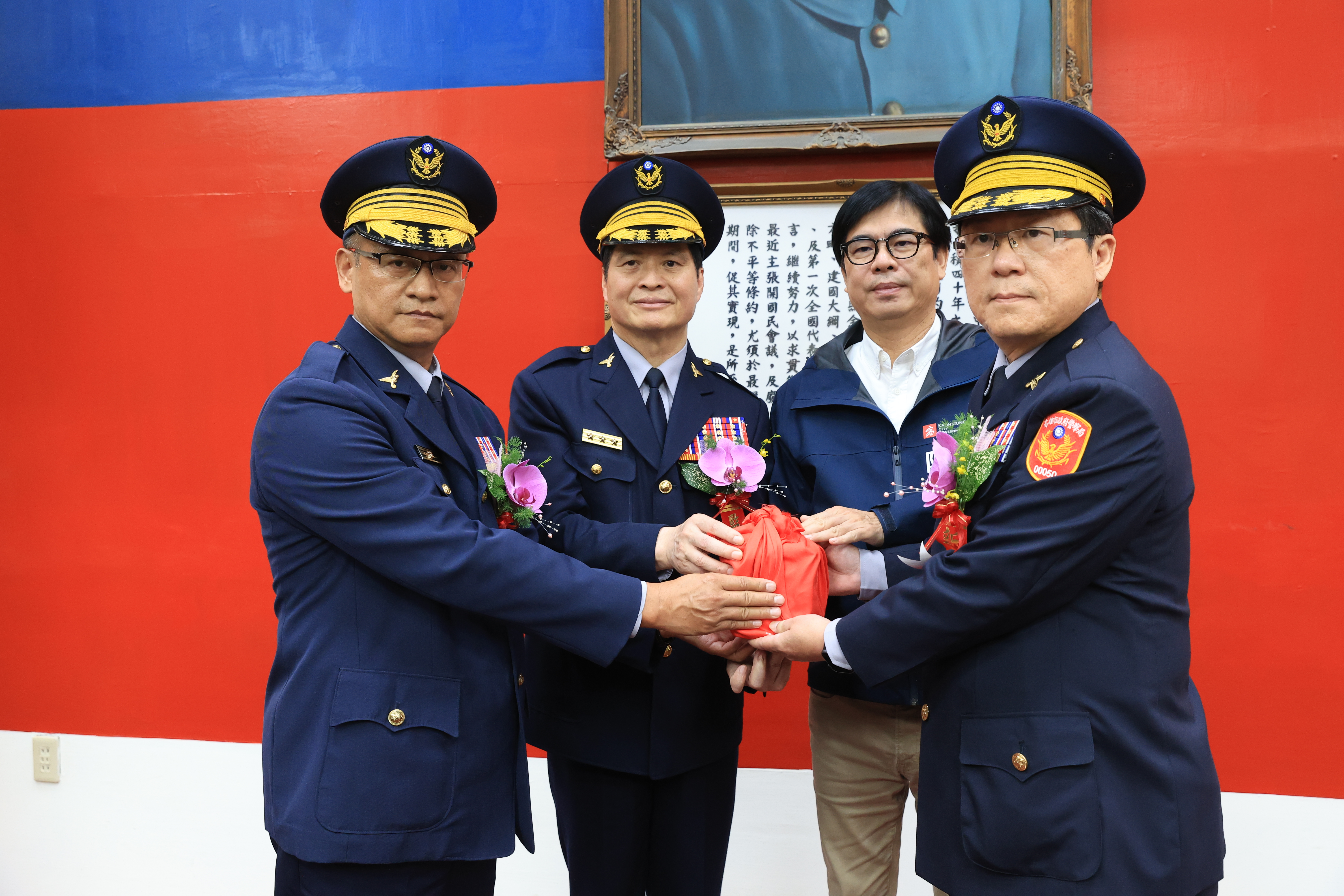 卸任六龜分局分局長何正光(左)交給新任分局長郭子弘(右)。警方提供