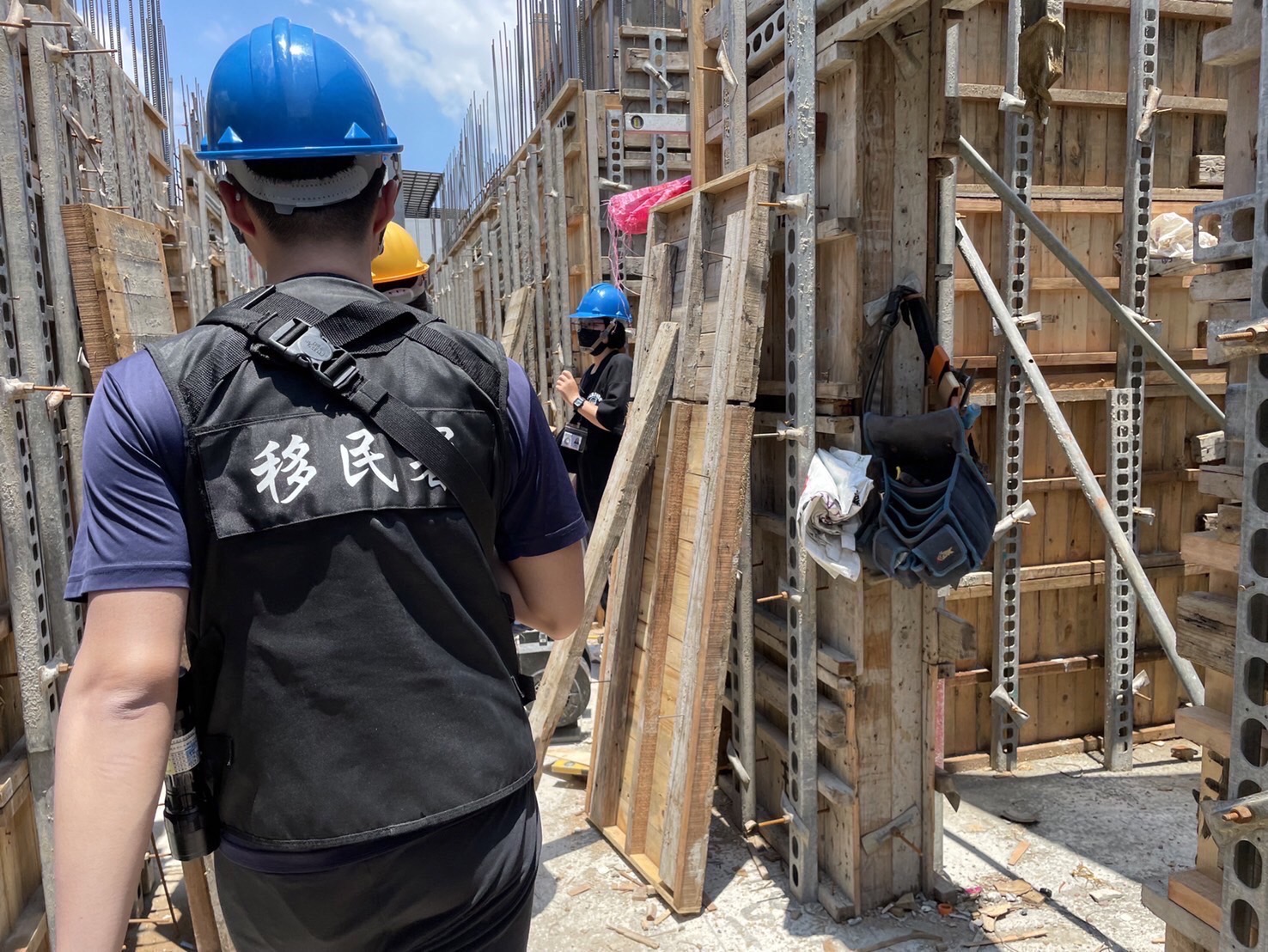 非法仲介集團 包接送採買 一條龍服務 遭移民署查獲重罰