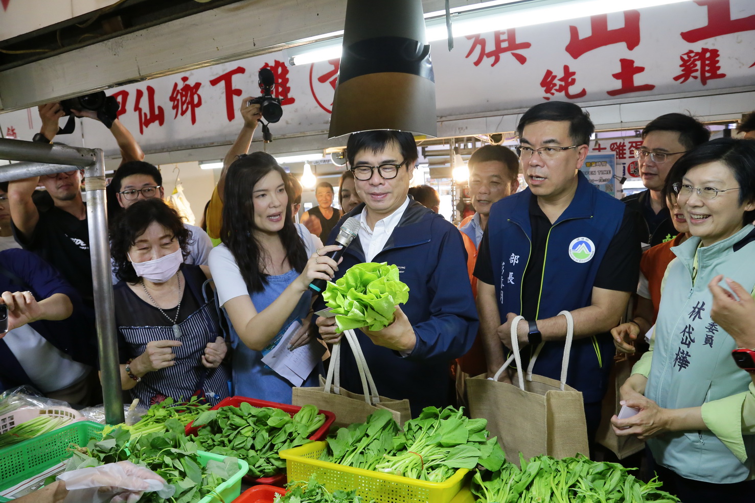 陳其邁市長與彭啓明部長 高雄龍華市場示範 自己有「袋」 無塑買菜