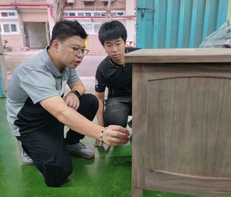 ▲蔡浩章訓練師指導9月即將赴法國里昂參加第47屆國際技能競賽的家具木工職類國手蔡昀融。（中彰投分署提供）