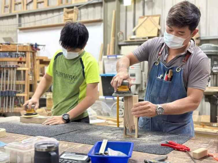 ▲蔡裕霖（右）與蔡昀融父子檔接受中彰投分署蔡浩章老師傳授木作工藝，各自闖出一片天。（中彰投分署提供）