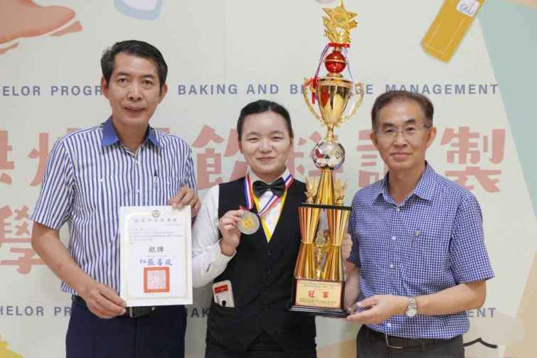 ▲大葉大學鄭信男副院長(右)與陳俊華老師(左)恭喜王嘉儀同學(中)在兩個比賽獲獎。（大葉大學提供）