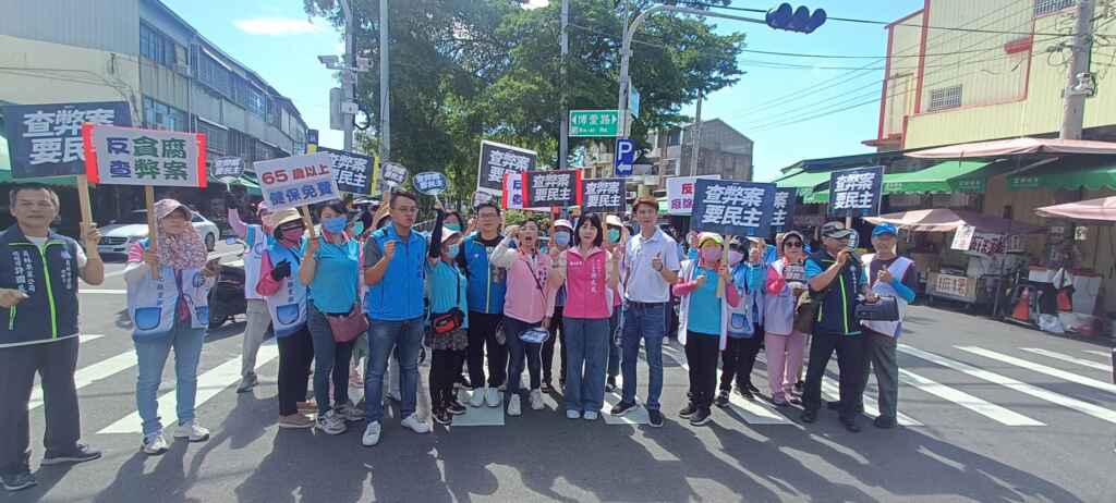 ▲國民黨串連各縣市黨部同步舉辦「國會改革--查弊案,要民主」街頭舉牌活動,彰化縣黨部主委謝衣鳯帶領與會人員進入市場宣講,國民黨期望通過國會改革,促進台灣民主制度進化,讓人民更加幸福。(國民黨彰化縣黨部提供)