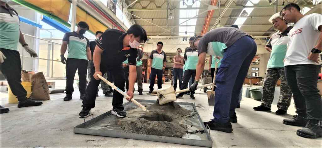 ▲營建工程管理實務班學員進行混泥土比例攪拌學習。(中彰投分署提供)