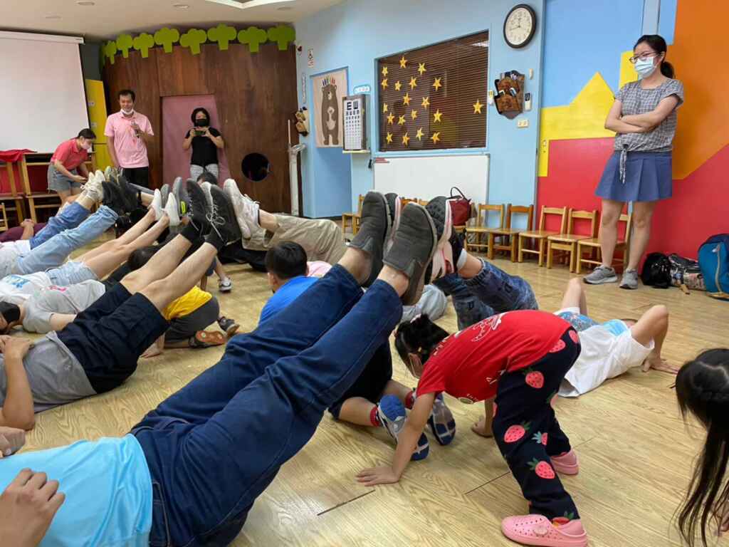 ▲新竹縣家庭教育中心推廣3T(全家共讀、同樂、一起動一動-Reading together、Playing together、Running together)觀念並提供家長擁抱3T的教養技巧。(新竹縣政府提供)