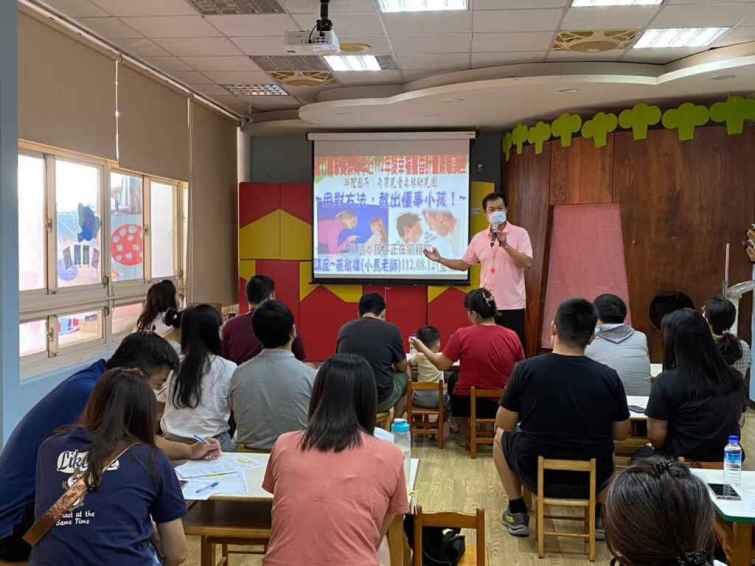 ▲「遠離3C藍光，擁抱3T陽光」線上講座，邀請具有豐富教學經驗的施敏雄老師(小馬老師)擔任講師。（新竹縣政府提供）