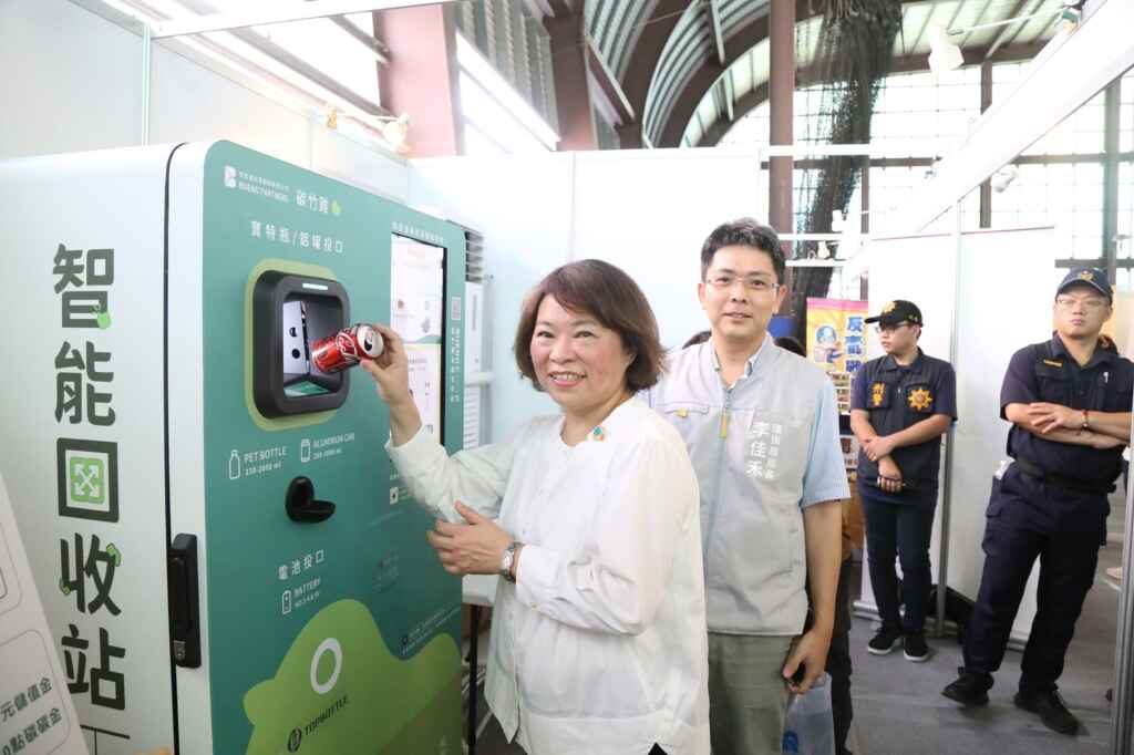 ▲嘉義市長黃敏惠也特別體驗於家樂福門市全新啟用的「智慧回收機」,投入完整未壓扁的鋁罐、寶特瓶及電池以利機器光學辨識,即可兌換點數,便利永續又科技。(嘉義市政府提供)