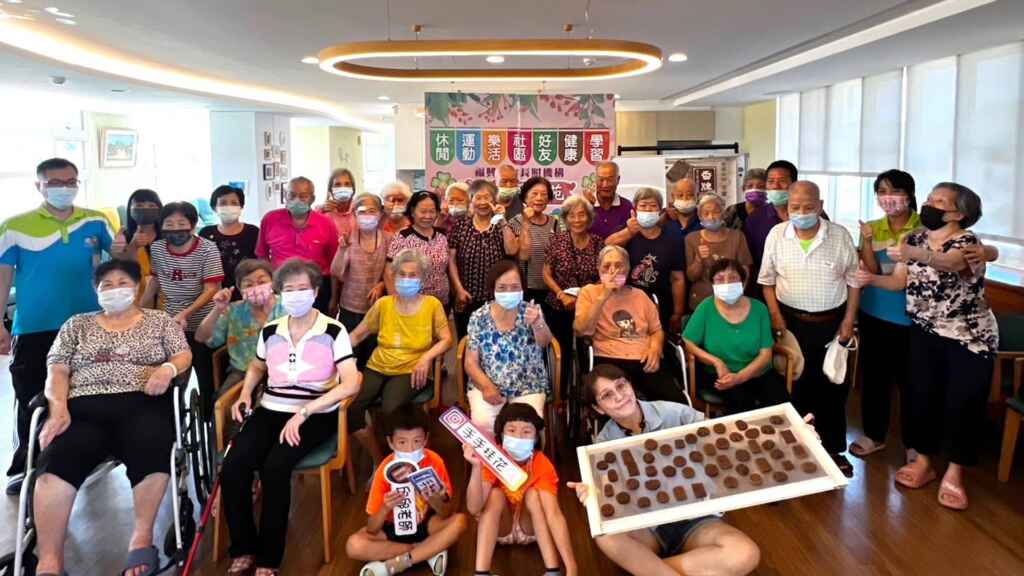 ▲彰化福興秀和苑日照中心邀請鹿港手手桂花工作坊的邱怡瑄老師指導阿公阿嬤們一起製作香牌,體驗獨特香料的魅力。(秀和基金會提供)