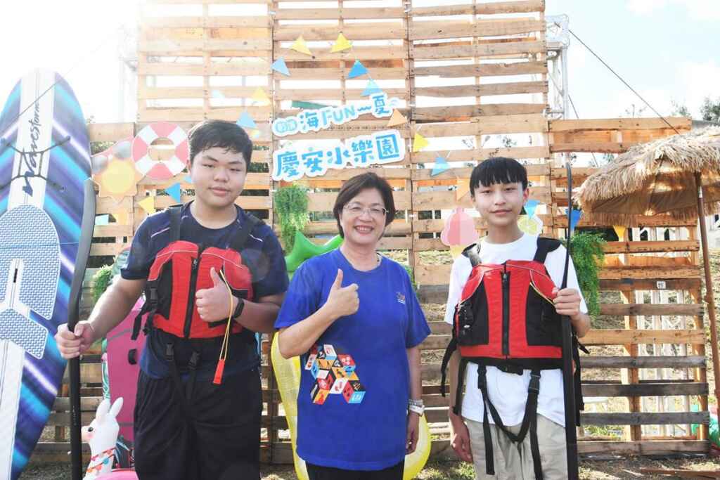 ▲彰化縣長王惠美感謝二位國中畢業生「阿家」與「小莊」帶路行銷彰化景點,另類行銷,讓大家知道彰化不無聊。(彰化縣政府提供)