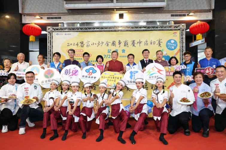 ▲ 「2024客家小炒全國爭霸賽中區初賽」記者會在曼暉舞蹈團小朋友精彩舞蹈揭開序幕後，與會嘉賓一同按鈕啟動預祝大會圓滿成功。（南投縣政府提供）