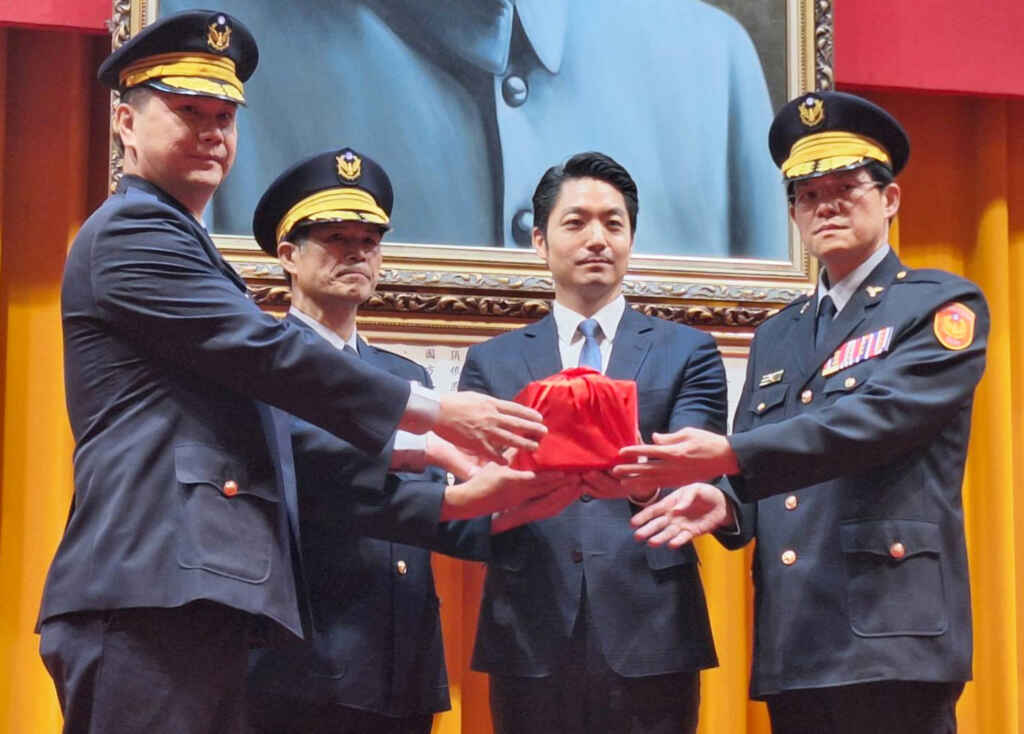 ▲警察局中山分局等5個分局卸、新任分局長聯合布達交接典禮,由臺北市長蔣萬安主持,警察局局長李西河擔任監交人,典禮過程莊嚴隆重。(臺北市政府提供)