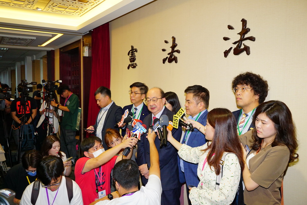 柯建銘等立委聲請暫時處分 憲法法庭裁准 240 柯建銘等立委聲請暫時處分 憲法法庭裁准 239