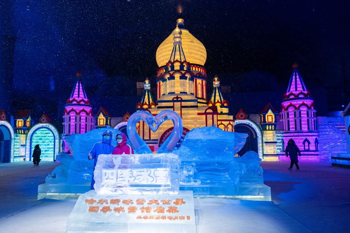 全球最大室內冰雪主題樂園/哈爾濱「冰雪小世界」啟用 一秒穿越冬夏季