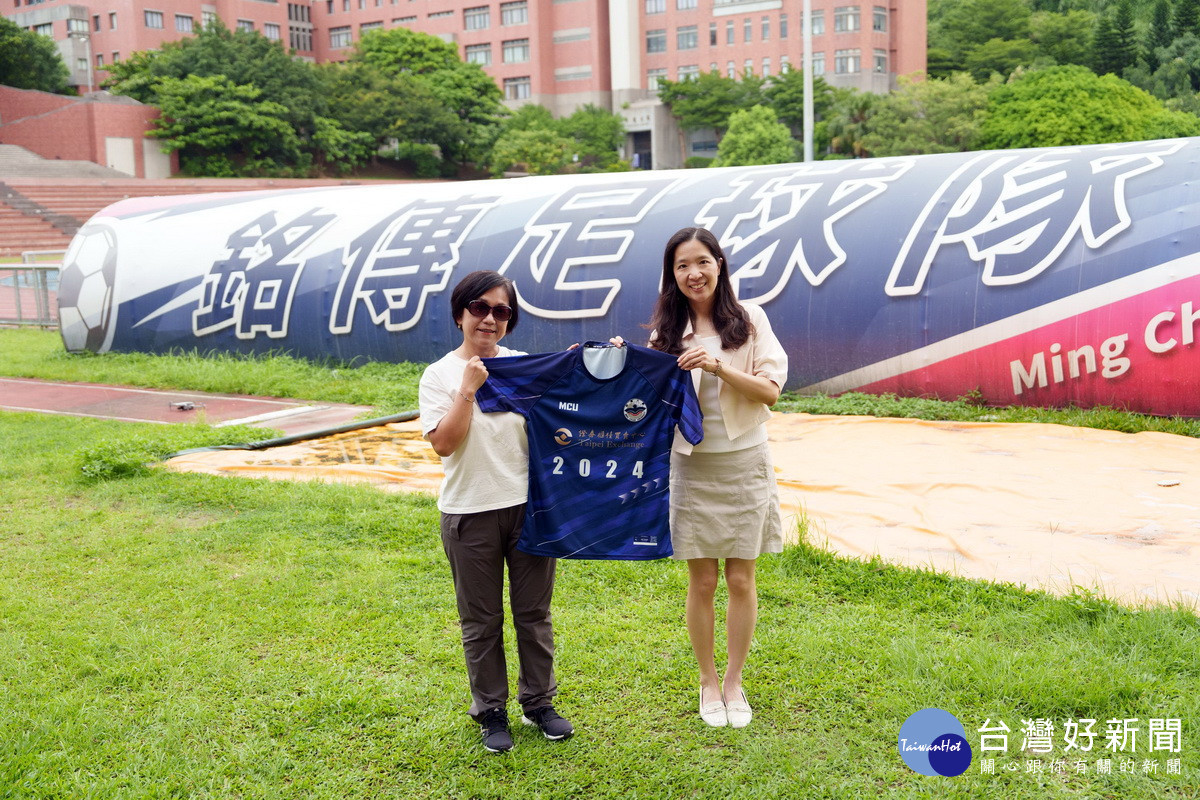 感謝贊助銘傳大學足球隊,銘傳大學副校長李藍瑜(右)致贈球衣予櫃買中心主任秘書林婉蓉。<br /><br />
