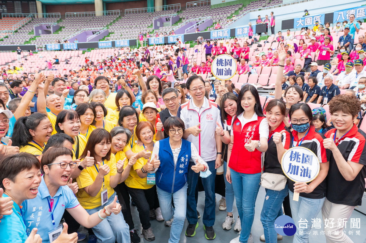 桃園市長張善政出席「桃園市環保志工群英會」與大家合影。<br /><br />