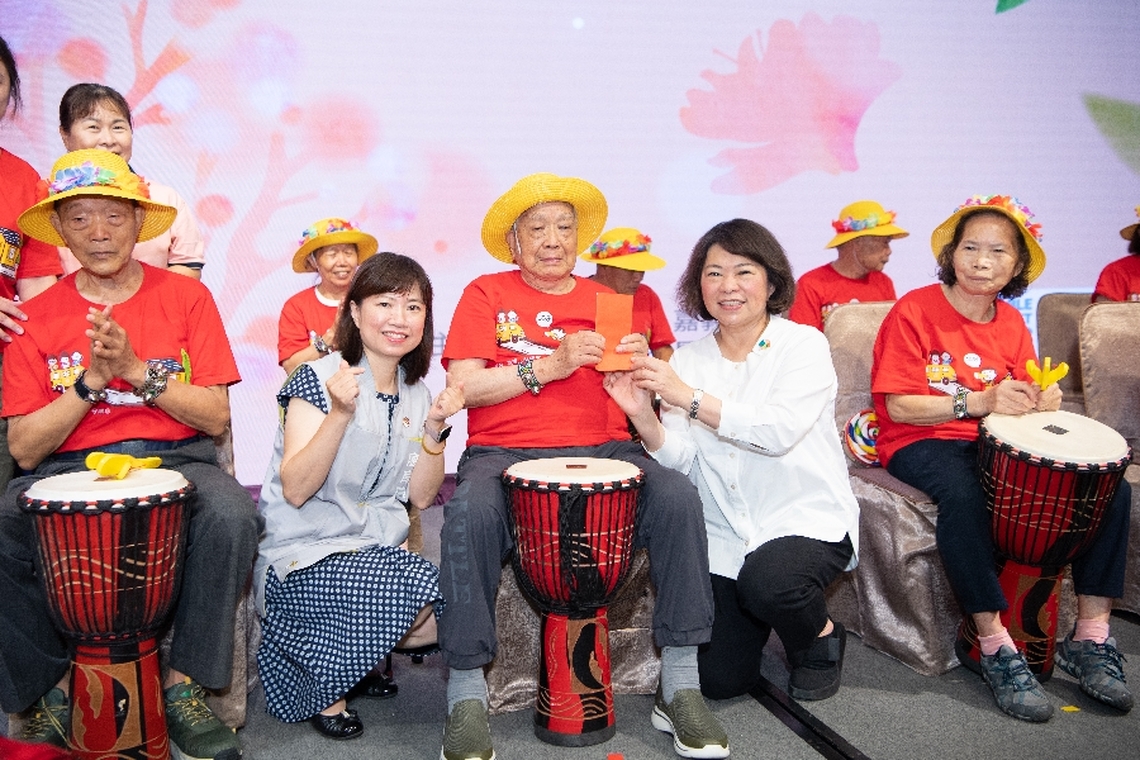 全國第一座高齡友善示範城市 嘉義市113年度績優長照服務人員暨單位表揚活動 黃敏惠市長頒獎傳遞誠摯感謝