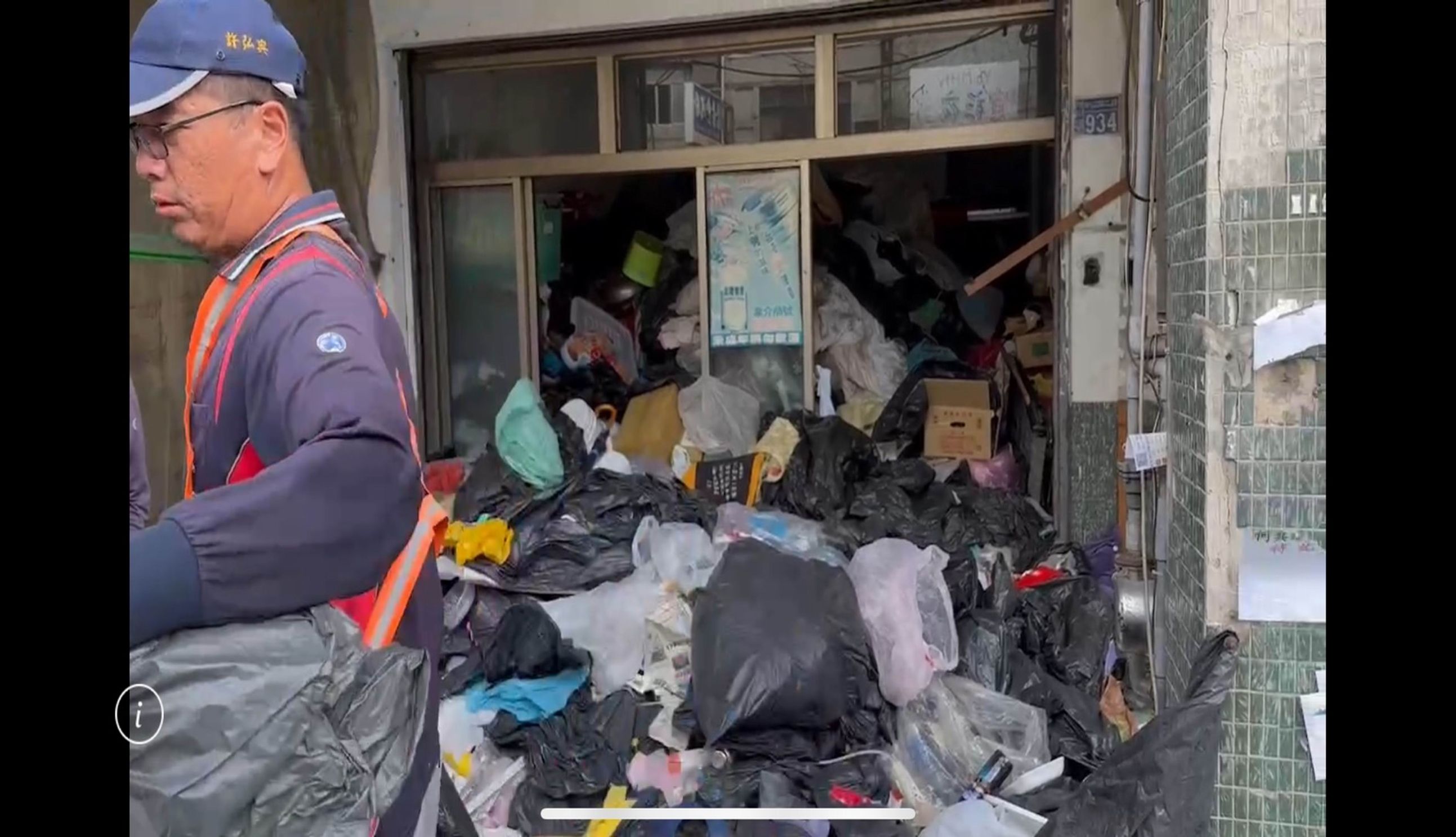 ▲彰化市中山路兩處民宅長期在騎樓與巷道堆滿大量垃圾及資源回收物,導致蚊蠅孳生,街坊怨聲載道,彰化市公所清潔隊強制清除並開罰。(民眾提供)