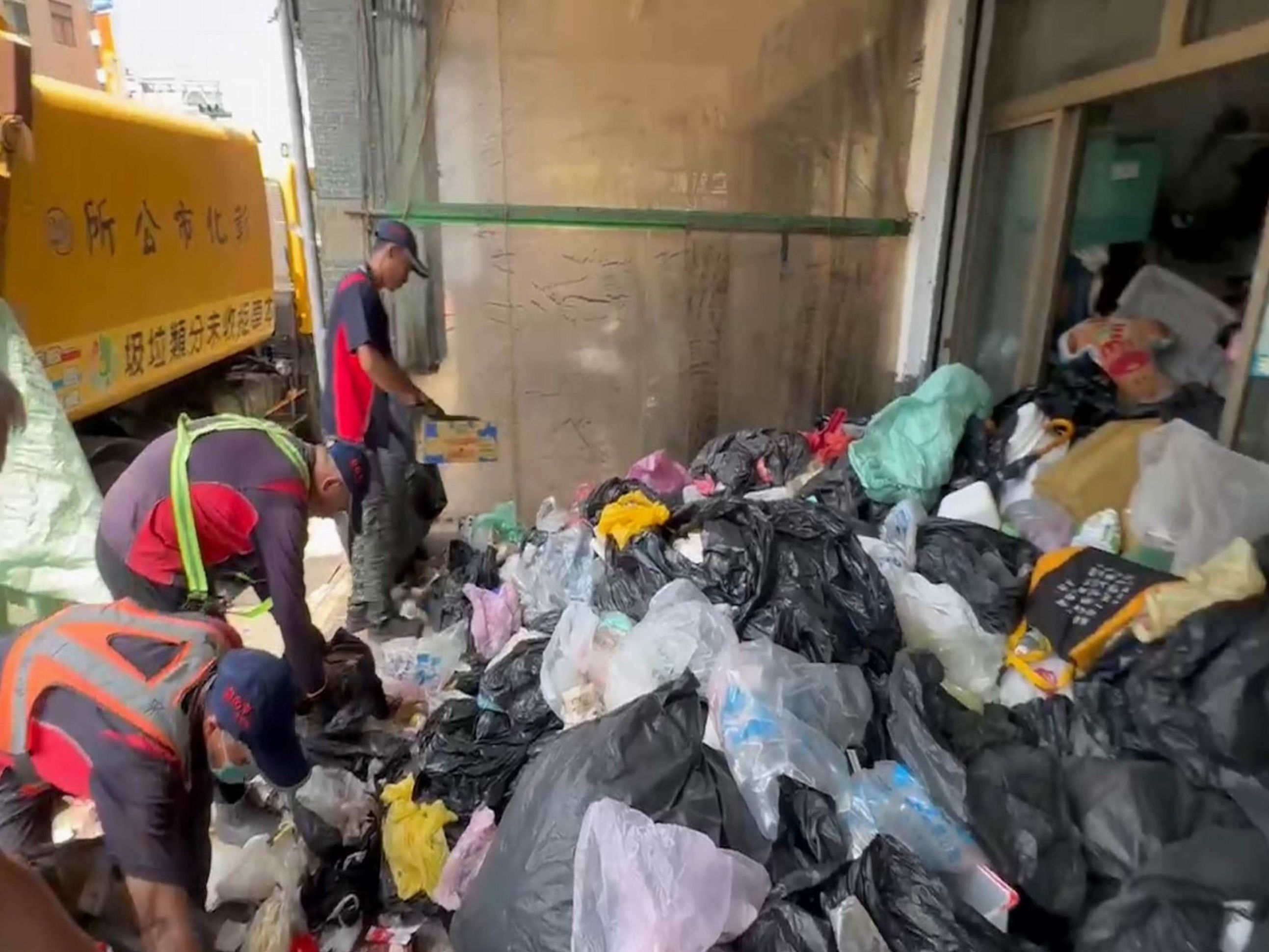 ▲彰化市中山路兩處民宅長期在騎樓與巷道堆滿大量垃圾及資源回收物，導致蚊蠅孳生，街坊怨聲載道，彰化市公所清潔隊強制清除並開罰。（民眾提供）