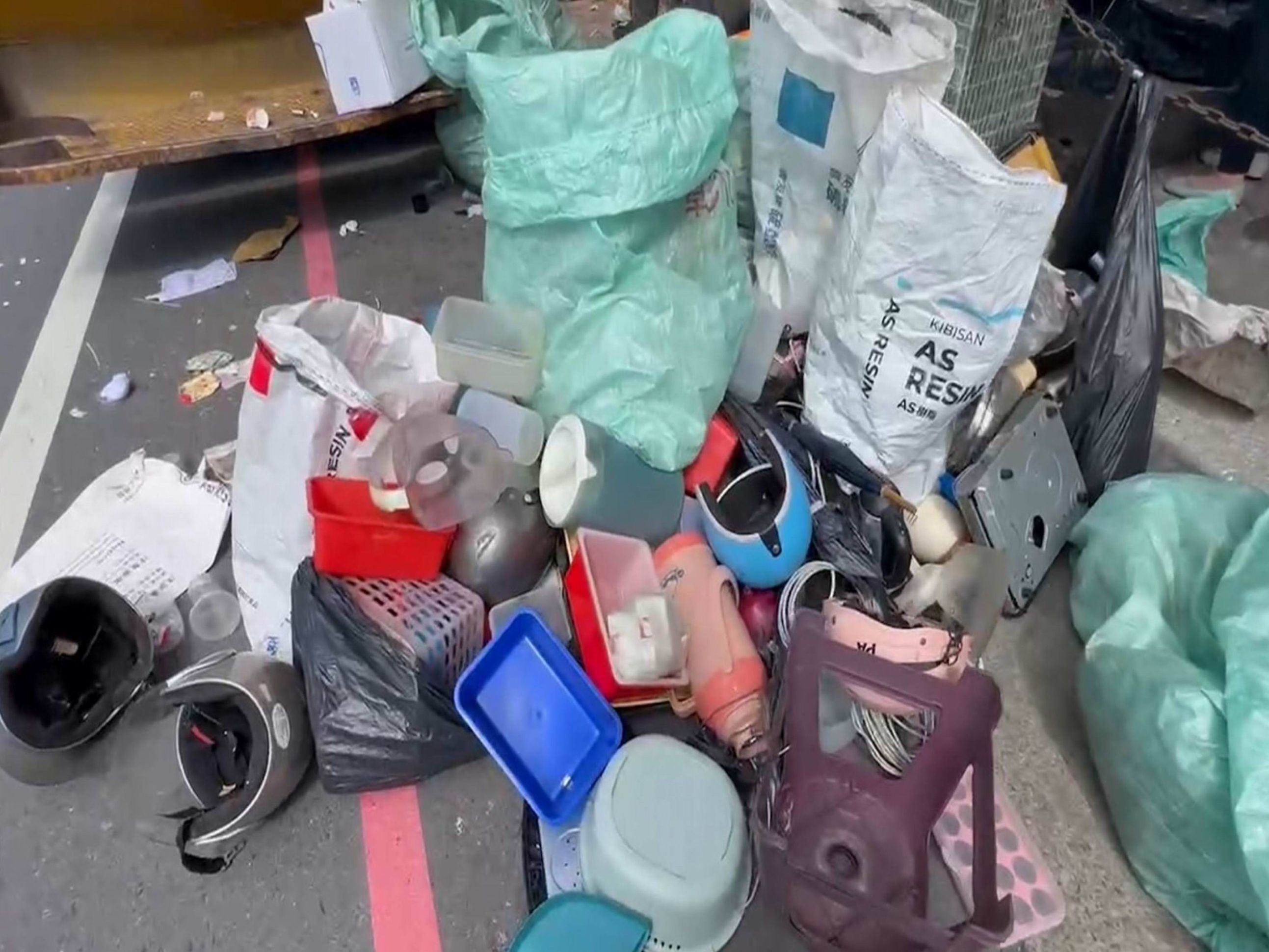 ▲彰化市中山路兩處民宅長期在騎樓與巷道堆滿大量垃圾及資源回收物，導致蚊蠅孳生，街坊怨聲載道，彰化市公所清潔隊強制清除並開罰。（民眾提供）