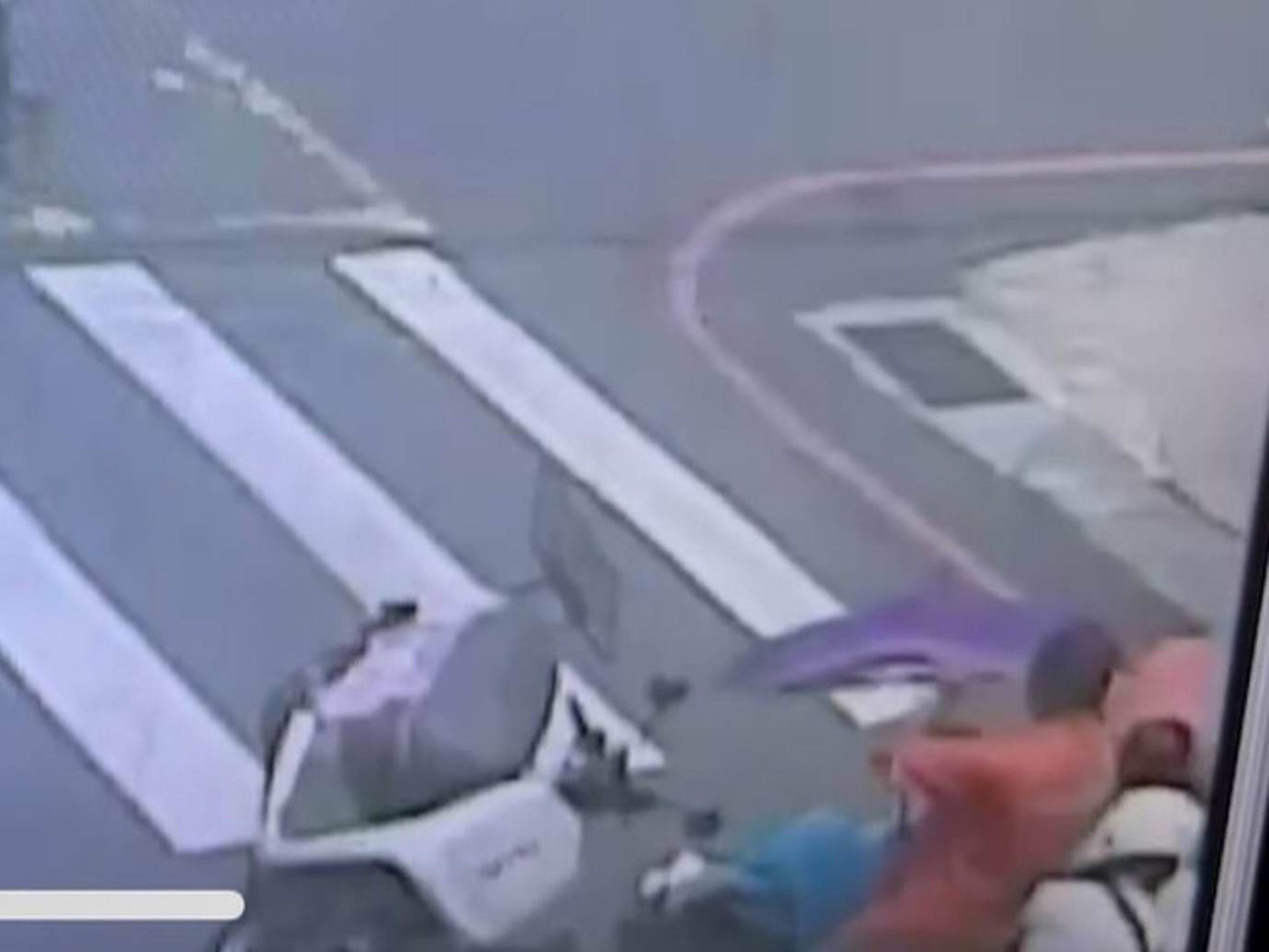 ▲彰化市發生一起機車與轎車碰撞車禍，適逢中午柏油路面滾燙，有人撐傘為倒地的女子遮陽防曬傷。（民眾提供）