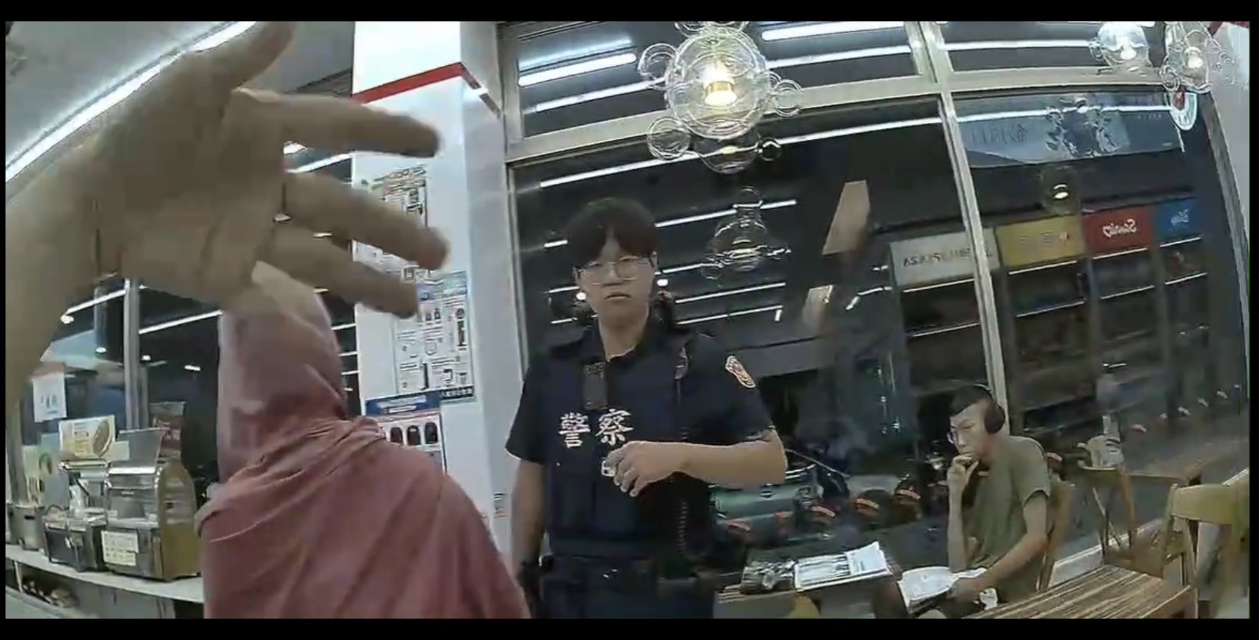 ▲彰化市自強路一家超商內1名女子在超商內亂扔蒜頭、九層塔、菜渣到用餐區聲稱作法「驅魔」,員警化身「驅魔人」將她趕出場。 (警方提供)