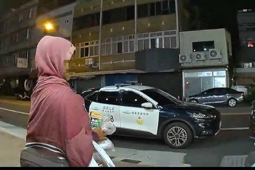 ▲彰化市自強路一家超商內1名女子在超商內亂扔蒜頭、九層塔、菜渣到用餐區聲稱作法「驅魔」，員警化身「驅魔人」將她趕出場。 （警方提供）