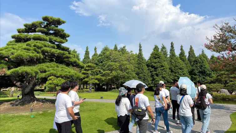 ▲宜蘭、新加坡青少年國樂團演出後安排深度的園區導覽，帶著師生們認識「花卉苗木之鄉－永靖」。（成美文化園提供）
