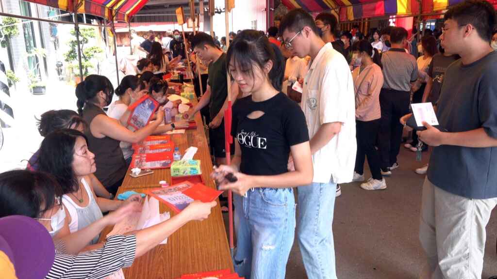 ▲為激勵信徒子女精進學業,傳承媽祖慈悲濟世之精神,彰化南瑤宮每學期頒發媽祖信徒子女獎學金,112學年度第一學期獎學金頒發典禮於20日上午在南瑤宮臨時行宮廟埕舉行。(記者林明佑攝)