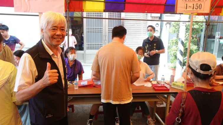 ▲彰化市長暨南瑤宮管理人林世賢因公務行程延誤，由寺廟室主任盧建州代表林世賢市長致詞向得獎者表示祝賀。（記者林明佑攝）