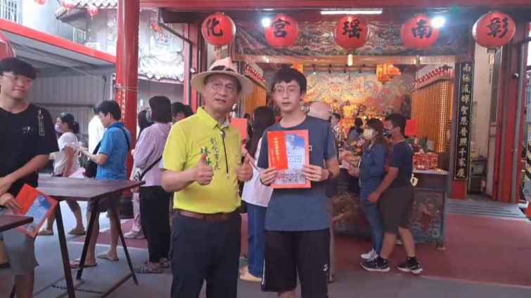 ▲南瑤宮頒發910名學生獎學金，南瑤宮管理人市長林世賢向獲獎者恭喜之餘，語重心長期勉學生與家長，要學習媽祖的精神（后德配天），有能力和有機會時，多多救濟弱勢族群！（記者林明佑攝）