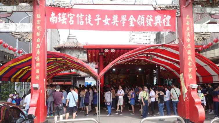 ▲南瑤宮目前正進行大規模修復工程，以確保這座古蹟的文化價值得以永續傳承。儘管如此，南瑤宮仍不忘發揚媽祖慈悲為懷與博愛的精神，持續推動獎學金計畫。（記者林明佑攝）