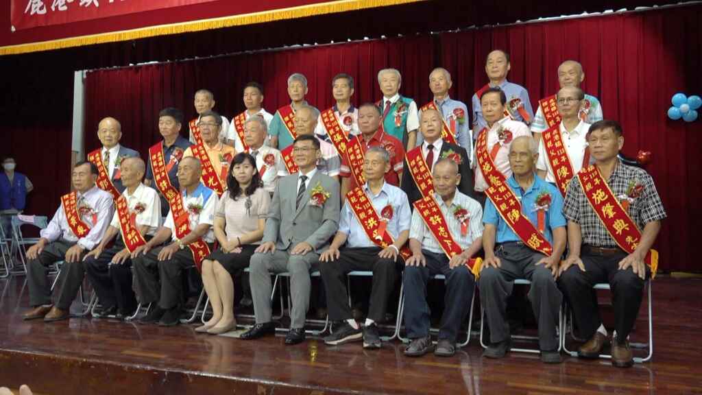 ▲鹿港鎮長許志宏表揚由各里及社團所推選的25位模範父親,他們用自己的行動,詮釋了父親的責任與愛,也為社會樹立了良好的典範。(記者林明佑攝)