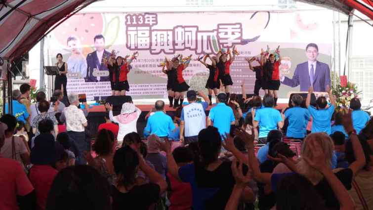 ▲蚵瓜季除了能一飽口福之外，也能享受聽覺的饗宴，吸引民眾全家出動，一起品嘗各類特色風味餐。（記者林明佑攝）