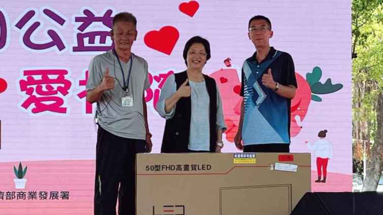 ▲彰化縣長王惠美表示，北斗奠安慈善功德會創會長卓煜明及歷屆、現任理事長皆長期照顧弱勢學童，今年更將全國商圈帶到彰化一起做慈善。（記者林明佑攝）