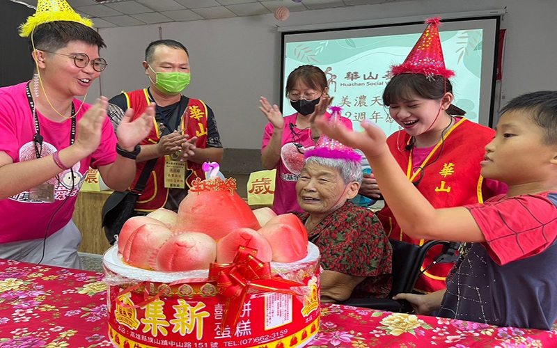 華山美濃站12周年迎大暑 82歲孤老首次慶生