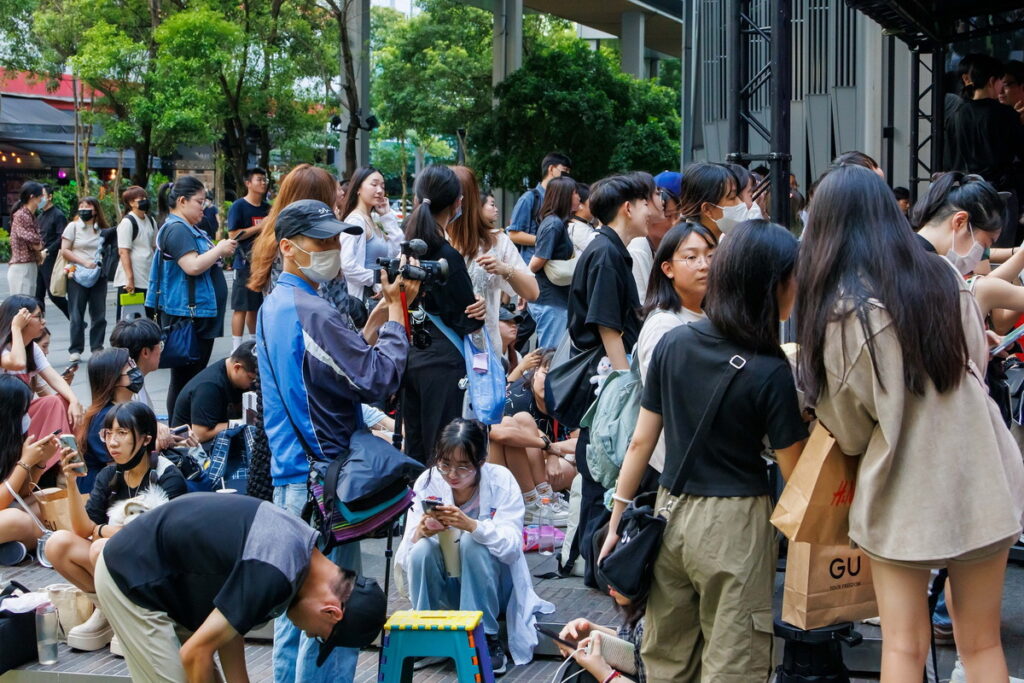 粉絲不畏高溫現場等候 