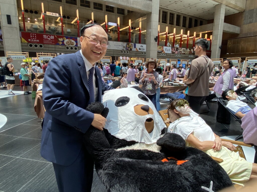 觀光署周永暉署長和喔熊組長一起推廣參山處松柏嶺茶體驗