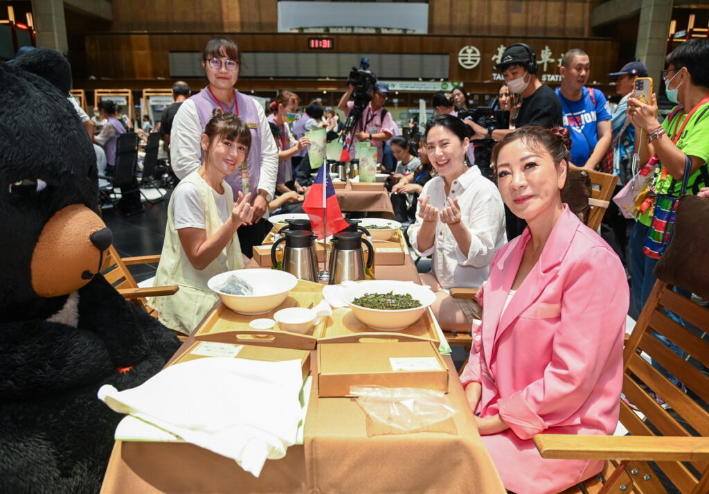 藝人楊繡惠(右前一)、鄭仲茵(左後)、黃小柔(右後)及喔熊組長(左前)一起體驗茶spa