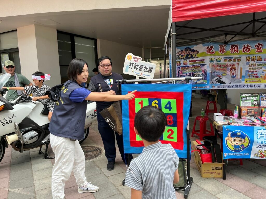 士林分局青春專案預防犯罪宣導團特別設攤著重於「毒品防制、遏止黑幫吸收、防制少年性剝削、防止誤入假求職陷阱、營業場所及水域安全、交通安全」等面向加強宣導