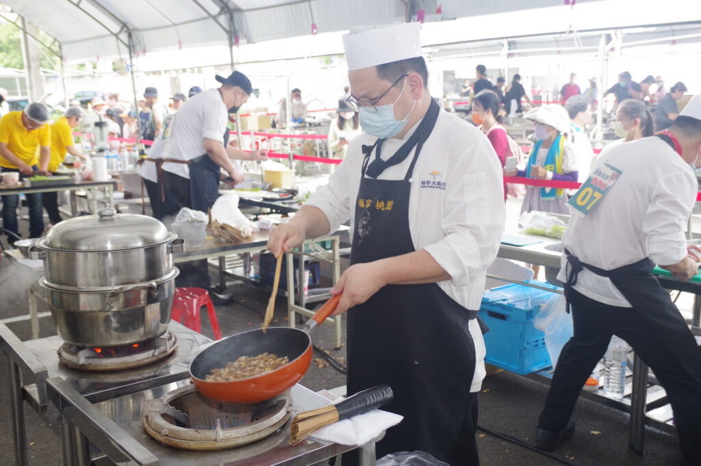 新竹市體育館 客家小炒油鹹香彌漫