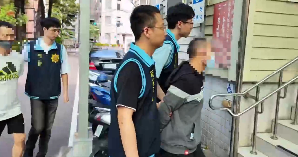 警方將歐嫌(前)洪嫌(後)移送法辦。(記者徐煜勝翻攝)