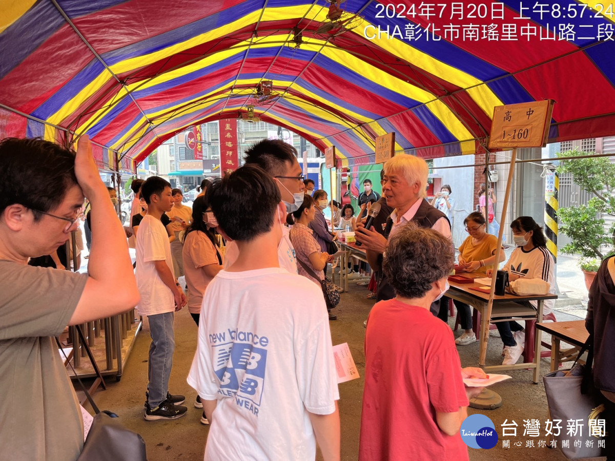 南瑤宮頒發媽祖信徒子女獎學金,市長勉勵傳承媽祖精神。圖/記者鄧富珍翻攝