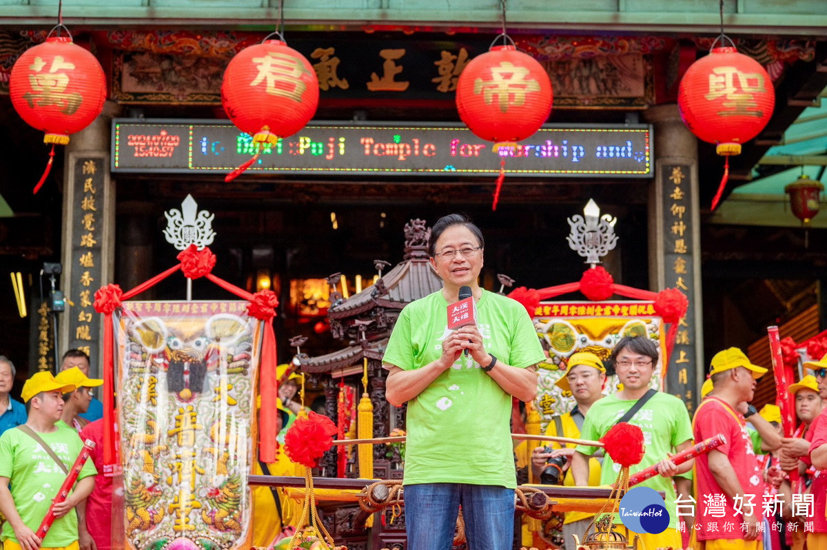 桃園市長張善政於「大溪大禧亮點演出暨百工百業精華踩街」活動中致詞。<br /><br /> <br /><br />