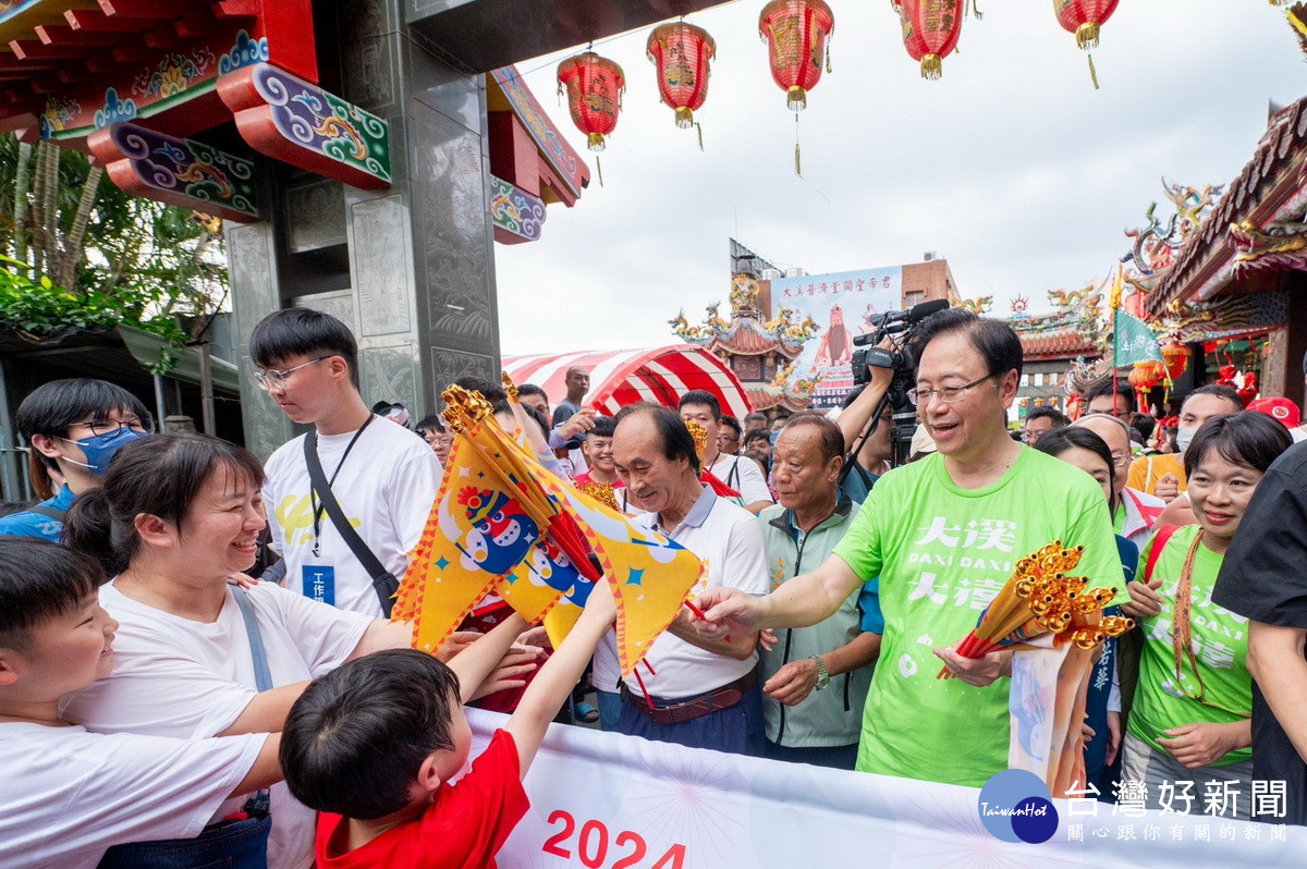 桃園市長張善政出席「大溪大禧亮點演出暨百工百業精華踩街」活動。<br /><br /> 