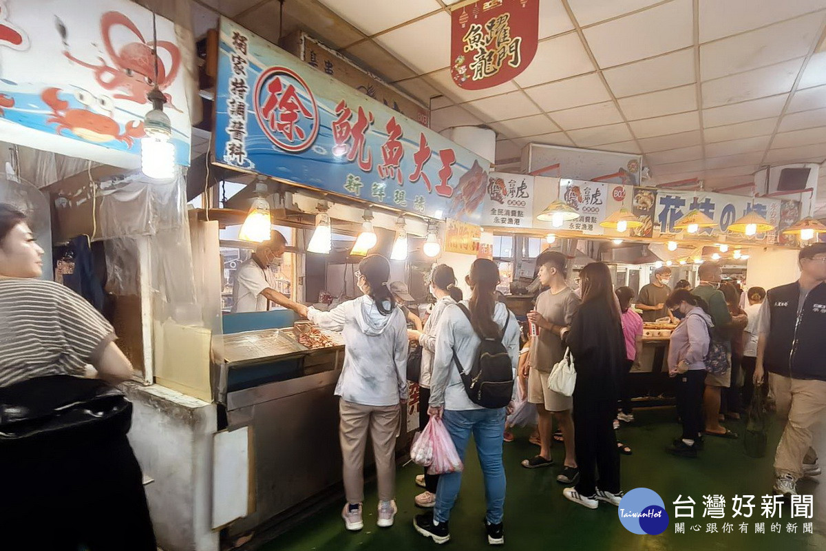 永安漁港觀光魚市吸引大批前來採購嚐鮮。<br /><br />
