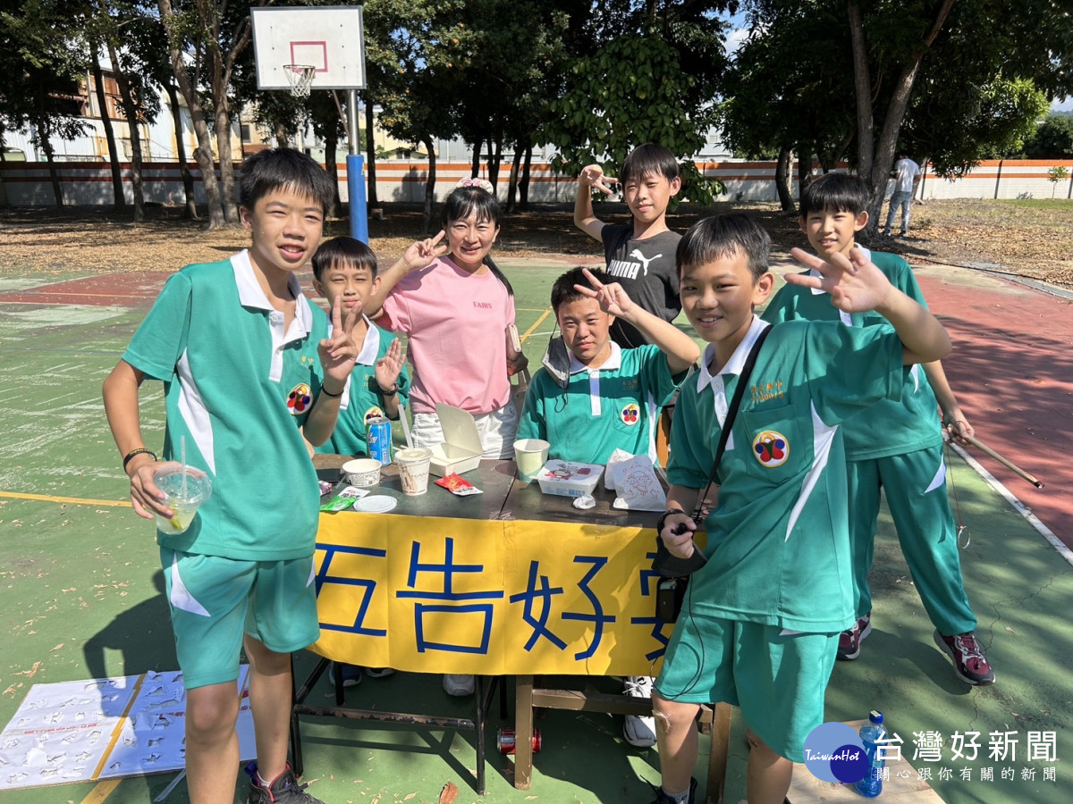 市立光正國中校長張祥宜(左三)。