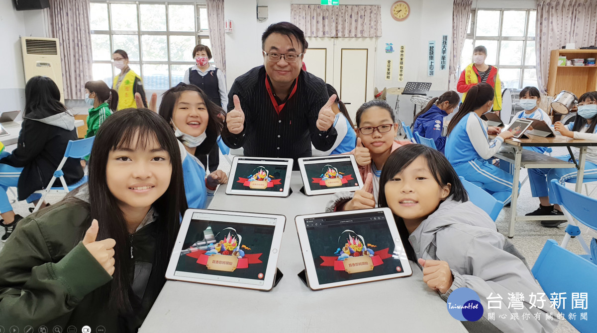 大甲區東陽國小林益興主任(中)。