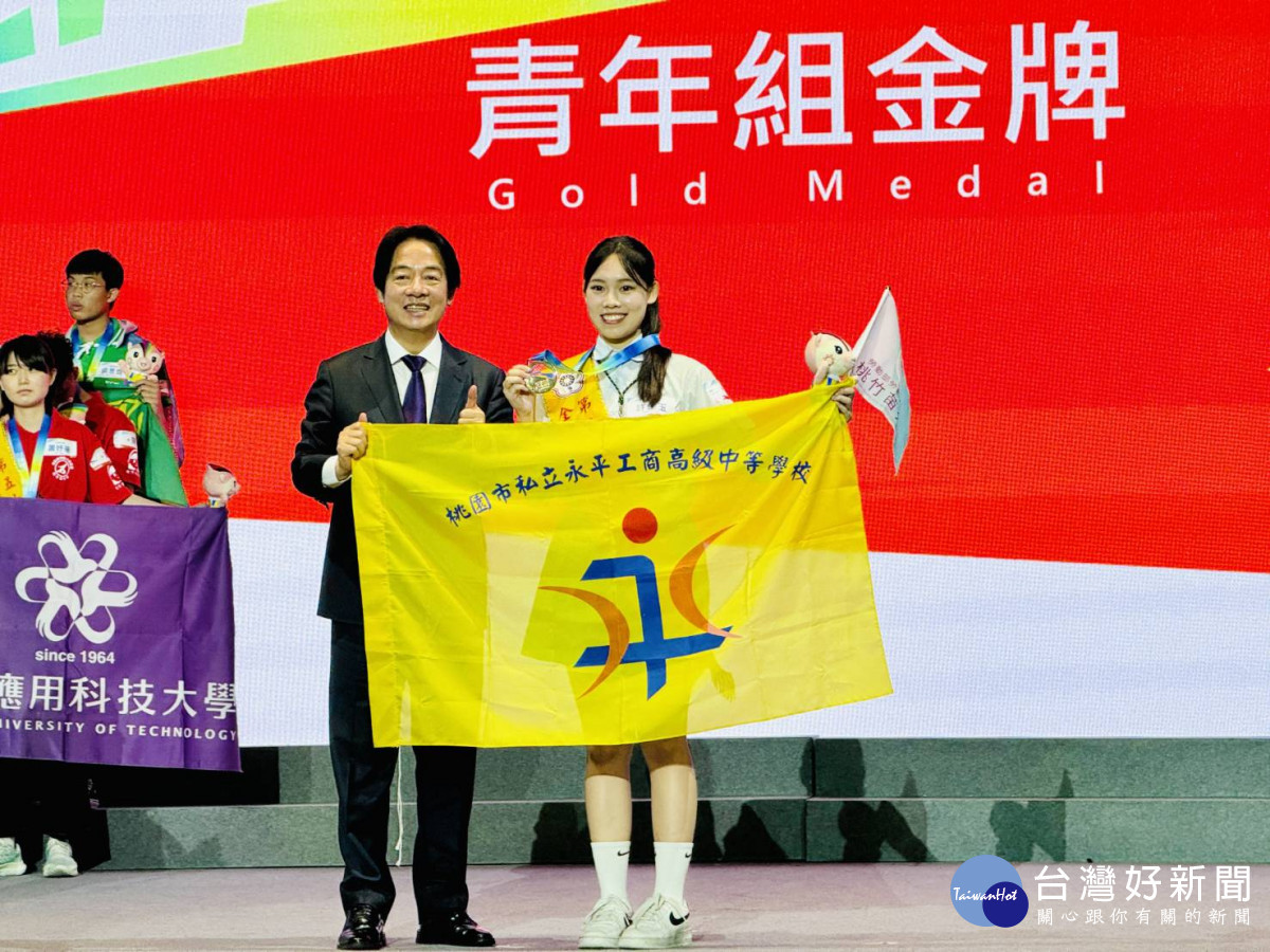 賴總統與永平工商獲獎者合影。
