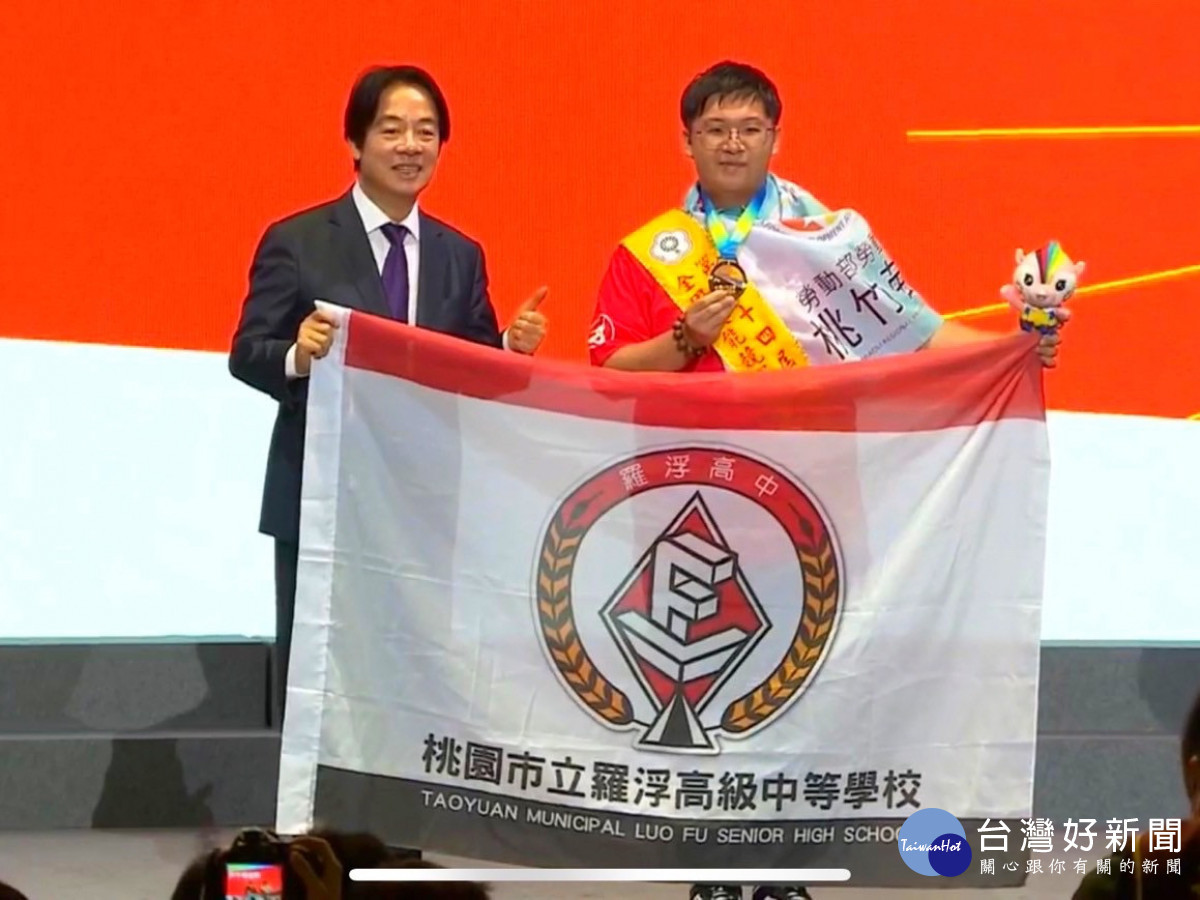 桃竹苗分署中餐烹飪培訓選手許博鈞（右），在全國技能競賽中勇奪金牌，由總統賴清德（左）親自頒獎。