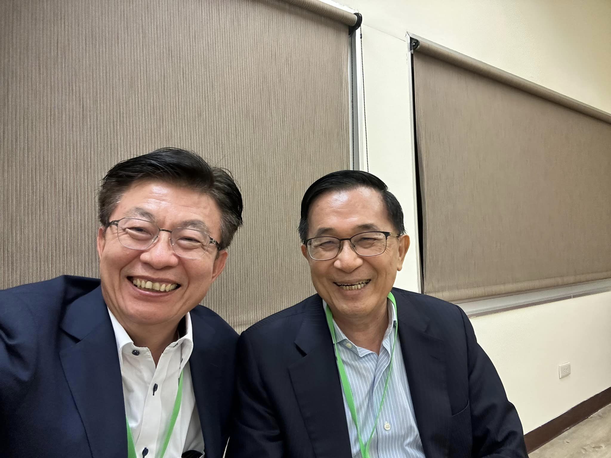 民進黨立委郭國文(左)在全代會和前總統陳水扁(右)自拍,並在臉書分享照片。翻攝郭國文臉書